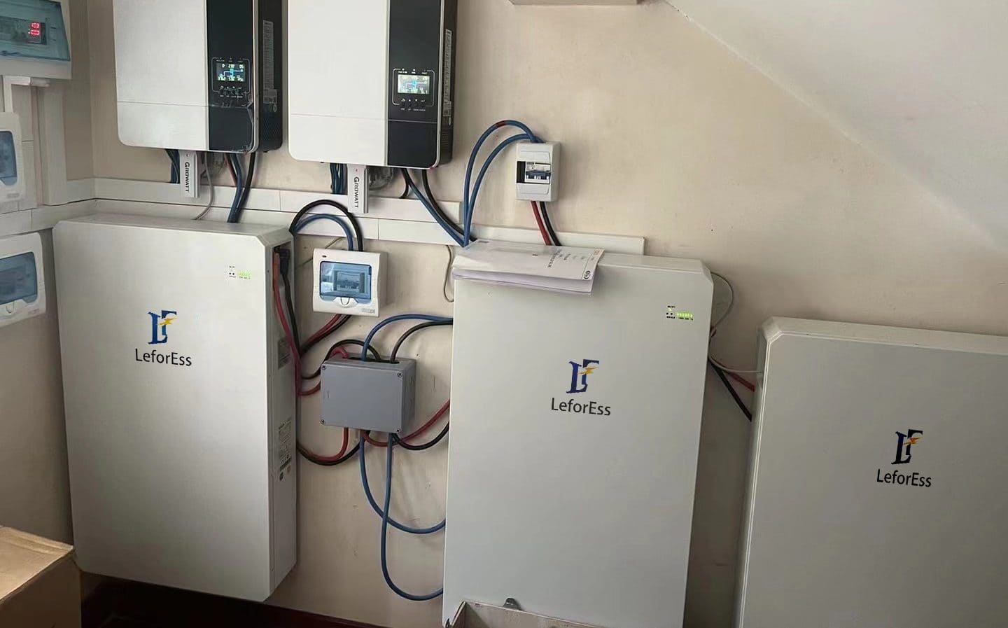 ELESHELL 10.2K class battery in a wall-mounted installation