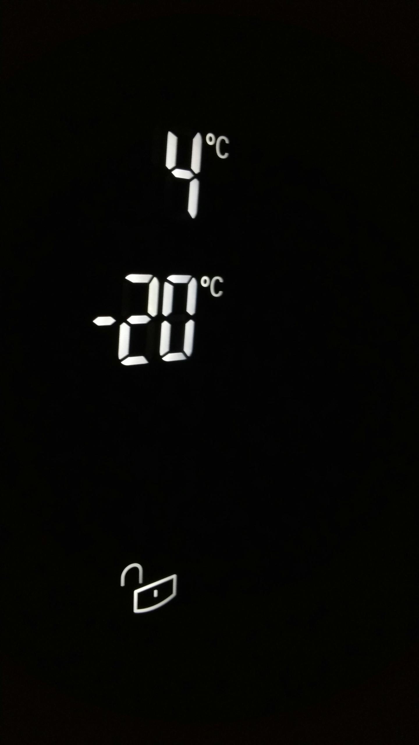 Close-up of electronic screen showing 4°C and -20°C in white digits